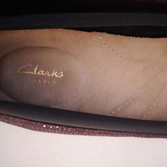 Clarks Artisan Ladies Burgundy Size 5.5 Memory Foam Footbed Flats - Picture 3 of 8